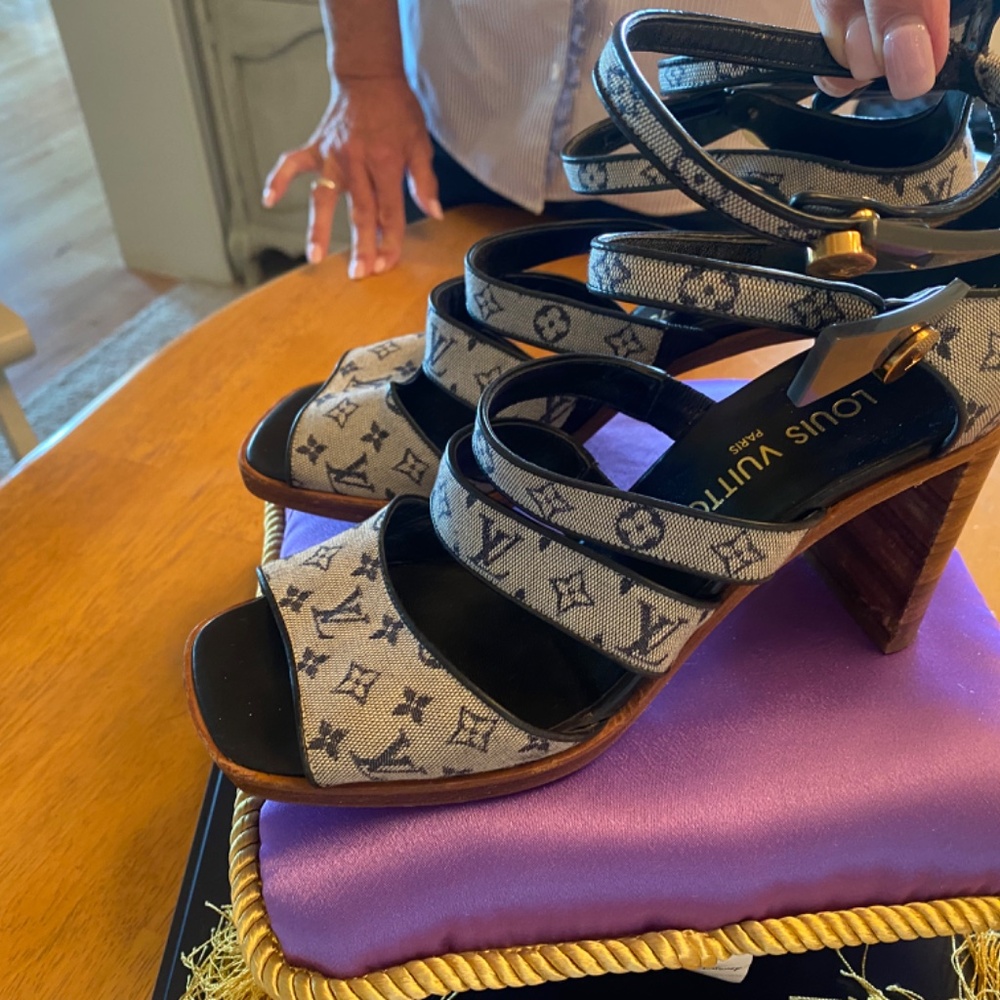 Louis Vuitton women's shoes - Picture 8 of 9